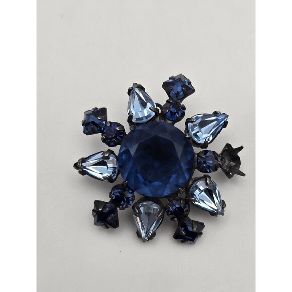 Vintage Signed Schreiner NY Earrings – Sapphire Blue Rhinestones Starburst... - Picture 4 of 14